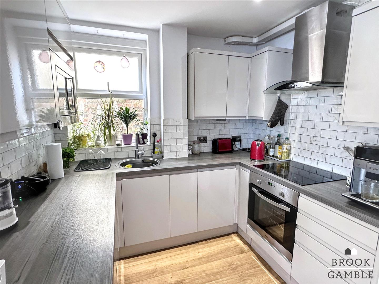 2 Bedroom Flat. Spencer Road in Eastbourne,  7